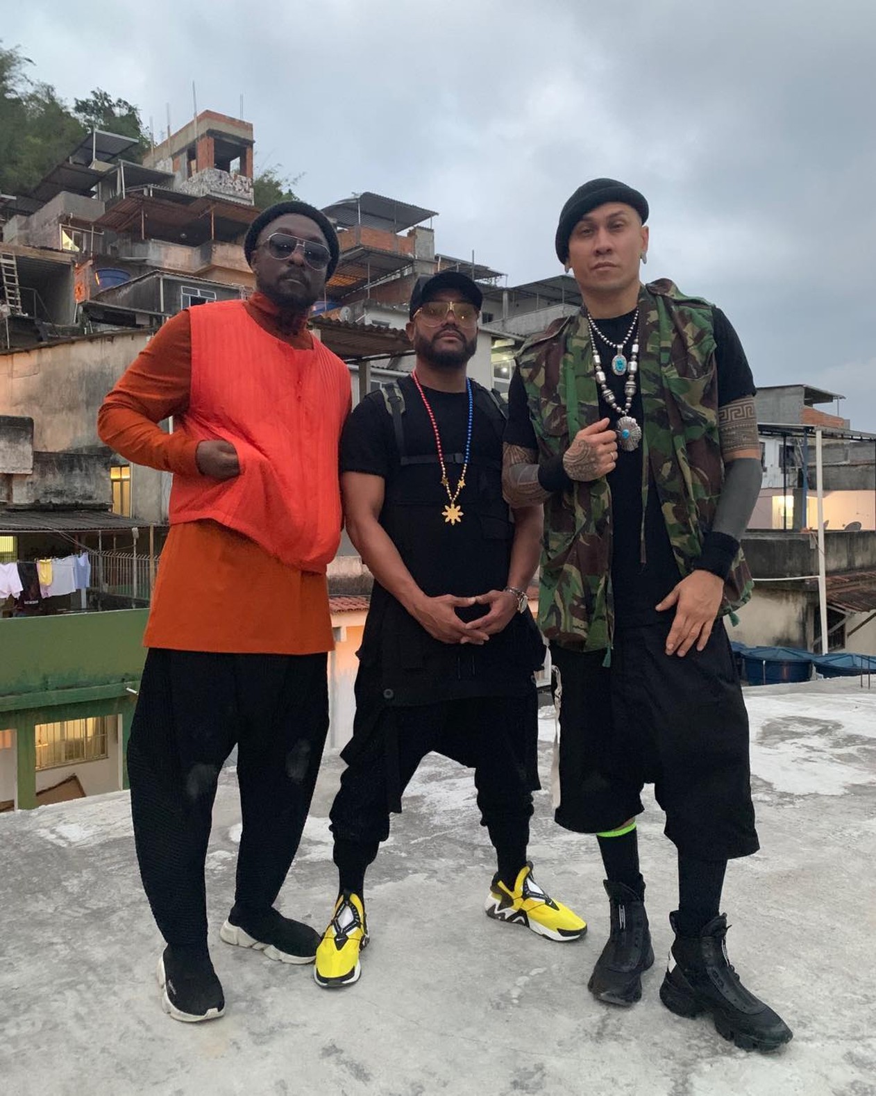 Black Eyed Peas aparecem em comunidade do Rio